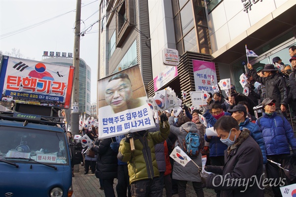  바른정당 대구시당 창당대회가 18일 오전 대구시 수성구 수성대학교 성요셉관에서 열린 가운데 극우단체 회원들이 이를 비난하는 집회를 갖고 "유승민은 대구를 떠나라"고 외쳤다.