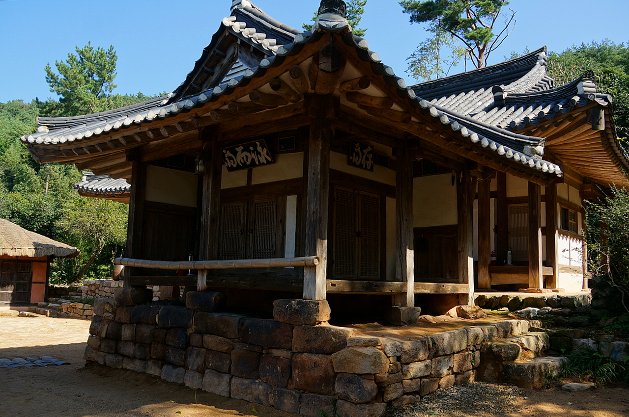 존재고택 서재 존재고택 마당 오른쪽에 있는 서재로 존재가 이용하였다. 사랑채에 딸려있지 않고 독립되어 있는 점이 특이하다. ‘존재’와 ‘영이재’ 편액은  존재의 스승 윤봉구가 썼다. 