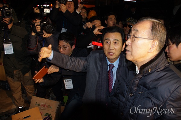 반기문 전 유엔 사무총장이 18일 오후 서문시장을 방문해 화자현장을 둘러보고 있다.