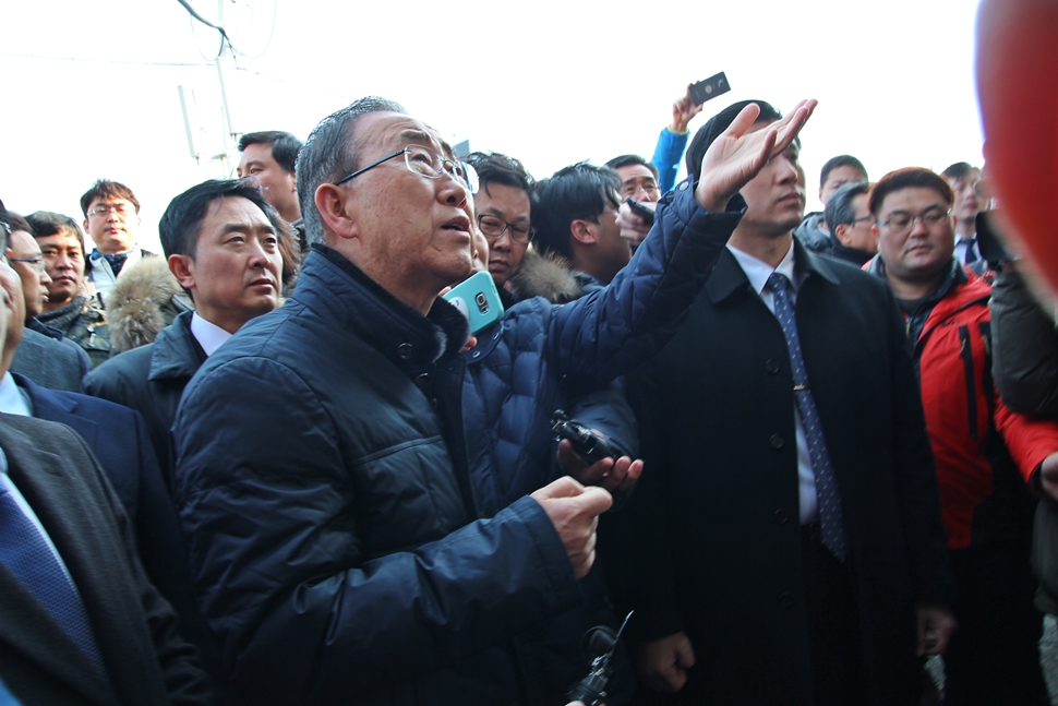  반 전 유엔사무총장이 여수 수산시장 화재 현장을 주시하고 있다. 