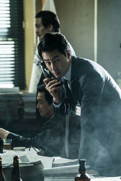  영화 <더 킹>의 한 장면. 지방에서 근무하다 지역 유지의 아들의 범죄를 잘 봐달라는 청탁을 받게 된 검사 박태수(조이성)는 서울의 전략부로 스카우트 되어 출세의 길을 달린다. 