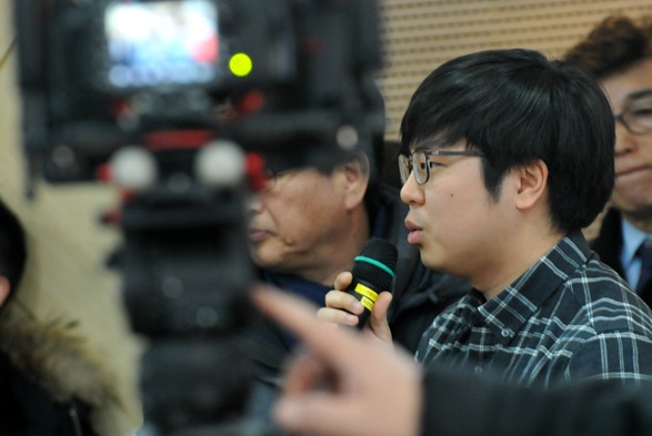 김성은 카이스트 대학원 학생(과학기술정책대학원,박사과정)이 반기문 전 총장에서 '보다 구체적인 토론을 바랐는데 순진했던 것 같다'는 말로 아쉬움을 토로하며 질문하고 있다. 