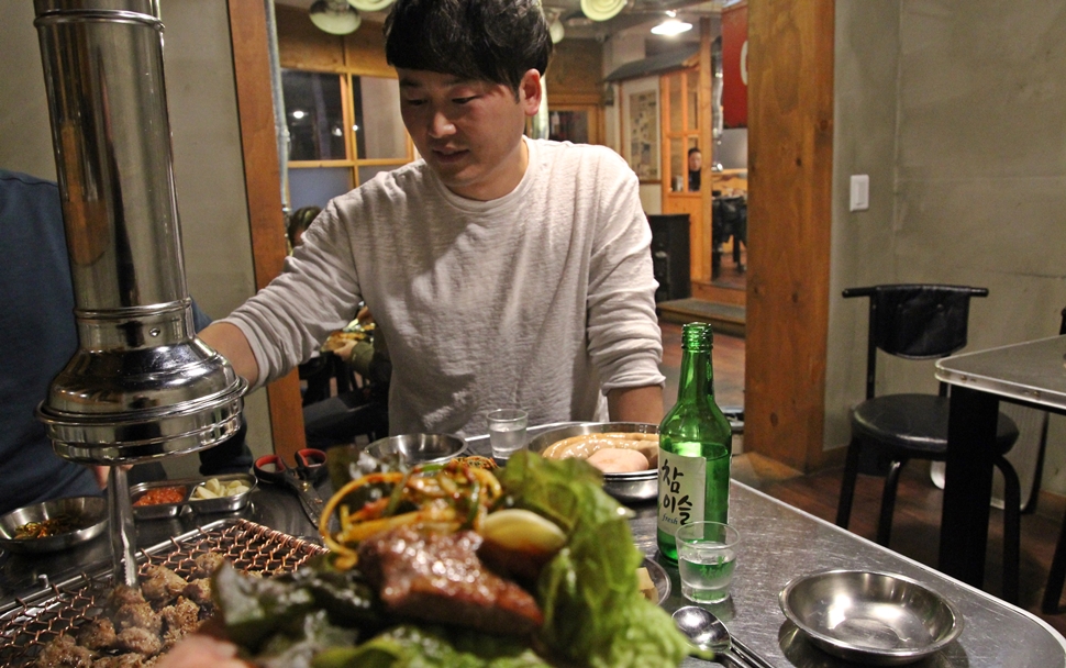 음식업에 입문한지 6년째라는 젊은 사장이 고기 맛있게 구워먹는 방법을 직접 알려준다.
