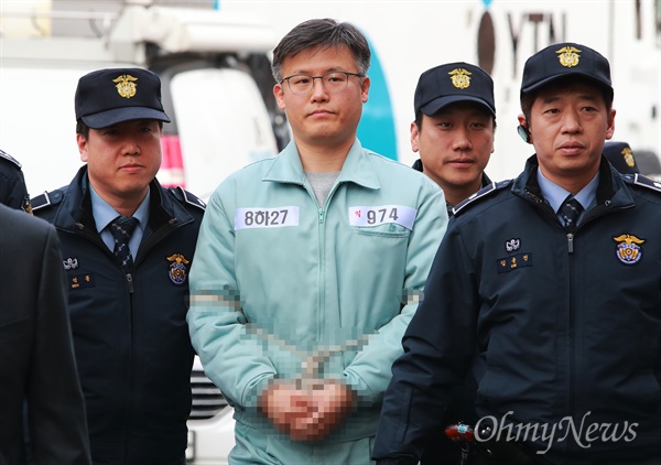 2017년 1월 19일 정호성 전 청와대 부속비서관이 헌법재판소에서 열린 박근혜 대통령 탄핵심판 7차 공개변론에 증인으로 출석하기위해 도착하고 있다.
