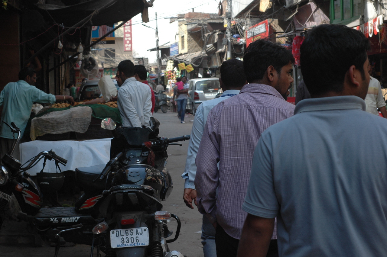 사람과 동물 자동차와 오토 릭샤가 혼잡하게 뒤섞여 있는 델리의 여행자거리 빠하르 간지.