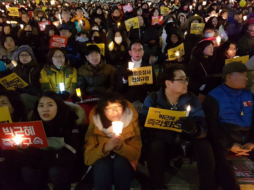지난 해 12월 10일, 광화문 광장에서 시민들이 박근혜 퇴진 촉구 촛불집회를 열고 있다