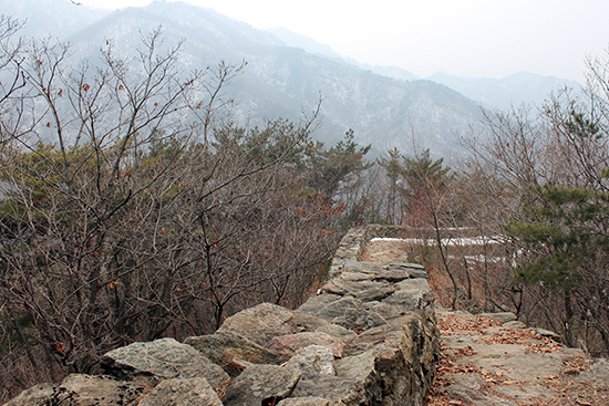 영원산성 성벽 너머로 치악산이 보이는 풍경