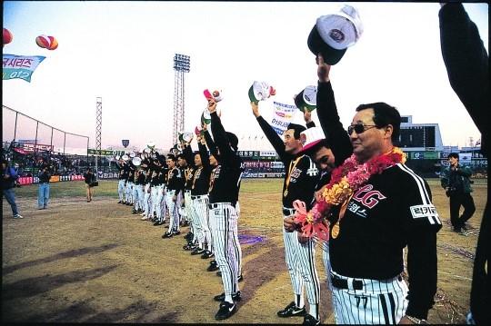  1990년 창단 후, 빠른 기간 내 두번의 우승을 차지하며 인기 구단으로 거듭났던 LG 트윈스. 신바람 야구란 말 그대로 서울야구의 새 바람을 몰고왔다.
