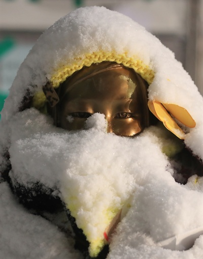 24절기상 대한(大寒)인 지난 20일 서울 종로구 주한 일본대사관 앞 소녀상에 눈이 내려있다.