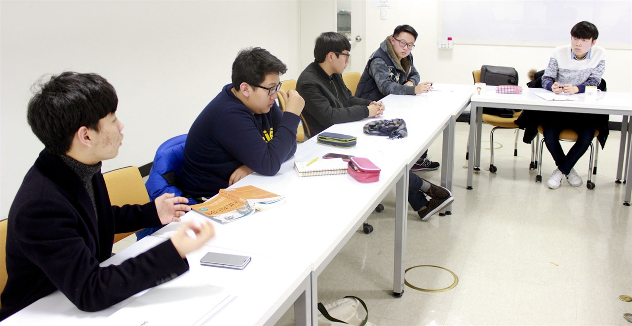 대전 NGO 지원센터에서 열린 '교육에 질문을 던지다'에서 최윤재 씨가 발언하고 있다.