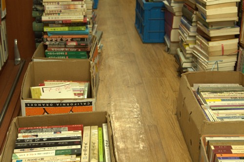 2010년 11월. 책이 차츰 쌓이며 바닥에 상자를 두고 책을 놓는다.