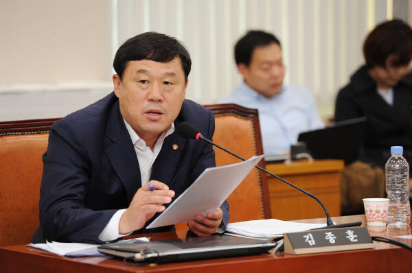 무소속 김종훈 의원(울산 동구)이 9월 27일 산자부 산하 동서발전 국정감사를 벌이고 있다. 김 의원은 같은 무소속 윤종오 의원과 함께 황창규 KT 회장연임 반대 입장을 밝혔다 