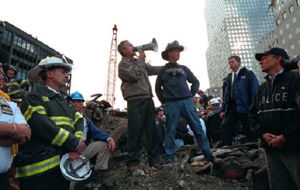 911 테러현장을 방문한 조시 W. 부시 대통령이 소방대원들을 격려하고 있다. 사진출처: 미 백악관
