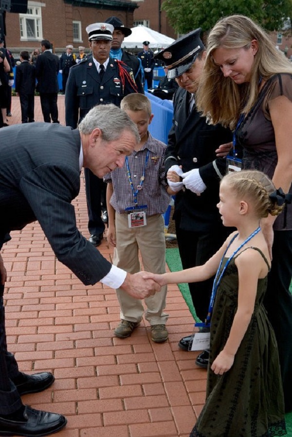 2007년 10월 7일 메릴랜드에서 개최된 순직소방대원 추모식에 참석해 유가족을 위로하고 있는 조지 W. 부시 대통령. 사진출처: 미 백악관 
