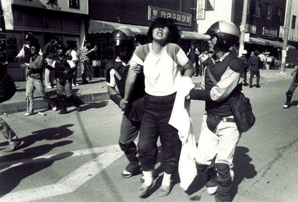 1988년 전교조 탄압분쇄 집회에 참석했다가 연행되는 노옥희