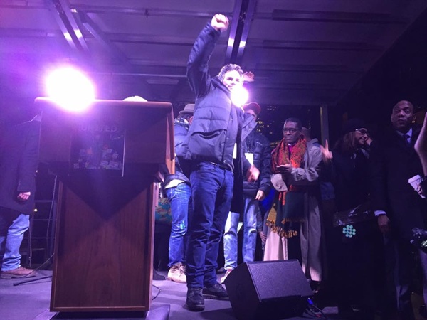  19일(현지시간) 미 뉴욕 맨해튼 센트럴파크 부근 트럼프 인터내셔널호텔&타워 앞에서 진행된 트럼프 대통령 취임 반대시위에 참석한 마크 러팔로. 