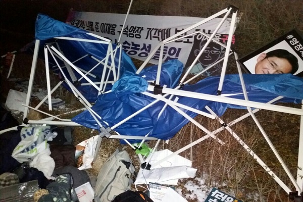 20일 오후 서울 서초구 법원 삼거리 입구에서 이재용 부회장의 구속영장 기각을 규탄하며 노숙농성을 벌인 법률가들의 텐트를 경찰기동대가 난입해 강제로 훼손한 모습. 다행히 다친 사람은 없었다.