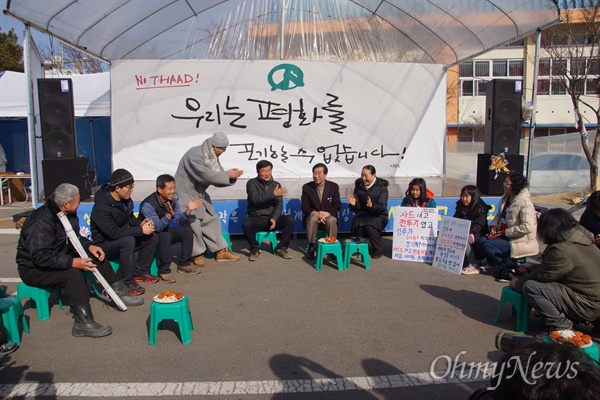 박원순 서울시장이 21일 오후 사드뱇 철회를 요구하며 매일 저녁 촛불을 들고 있는 성주군을 방문해 주민들과 대화를 나누고 있다.