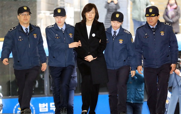 '문화·예술 블랙리스트'에 관여한 혐의로 구속된 조윤선 문화체육관광부 장관이 21일 오후 조사를 받기 위해 서울 강남구 대치동 특검 사무실로 들어서고 있다.