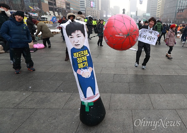 분노한 시민들 "뻥! 뻥!" ‘박근혜 즉각퇴진과 조기탄핵을 촉구하는 13차 범국민행동의 날’인 21일 오후 서울 광화문광장에서 박근혜, 최순실, 김기춘, 삼성 이재용 등에 대한 처벌을 촉구하며 시민들이 공차기를 하고 있다.