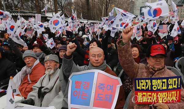 21일 오후 서울 중구 덕수궁 대한문 앞에서 열린 '제10차 박근혜 대통령 탄핵기각을 위한 국민 총궐기 대회'에 참석한 성호 스님이 '빨갱이는 죽여도 돼'라고 적힌 모형 방패 피켓을 들어보이고 있다.