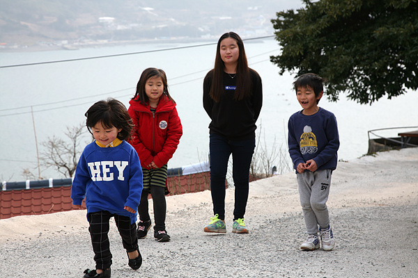 학교다니느라 섬 밖으로 나간 아이들을 제외한 4명의 아이들이 집에서 올망졸망 놀고 있었다. 저멀리 금오도 모습이 보인다