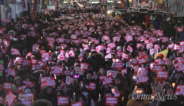 12차 부산시국대회가 21일 저녁 서면 중앙대로에서 열렸다. 이날 집회에는 1만 7천 여명(집회측 추산)이 모여 박근혜·최순실 국정농단과 재벌을 규탄했다. 