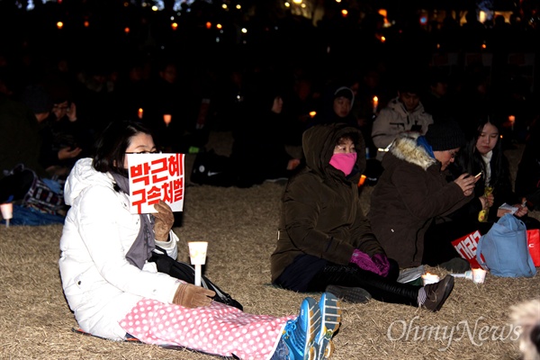 박근혜퇴진 경남운동본부는 21일 저녁 창원광장에서 "박근혜 즉각 퇴진 제13차 경남시국대회"를 열었다. 
