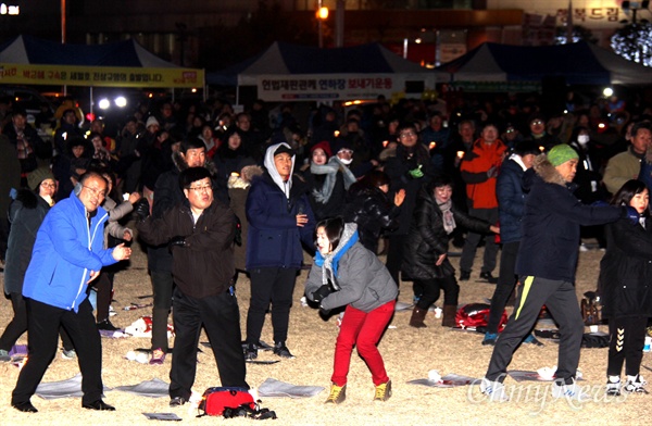 박근혜퇴진 경남운동본부는 21일 저녁 창원광장에서 "박근혜 즉각 퇴진 제13차 경남시국대회"를 열었고, 참가자들이 율동하고 있다. 