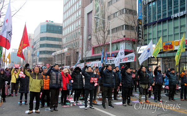 제10차 박근혜퇴진 대전시민 시국대회가 21일 오후 갤러리아 타임월드 백화점 앞 도로에서 개최됐다.  사진은 민주노총대전지역본부의 사전 결의대회 장면.