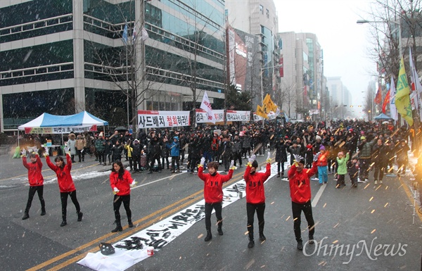 제10차 박근혜퇴진 대전시민 시국대회가 21일 오후 갤러리아 타임월드 백화점 앞 도로에서 개최됐다.