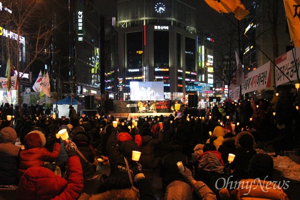 제10차 박근혜퇴진 대전시민 시국대회가 21일 오후 갤러리아 타임월드 백화점 앞 도로에서 개최됐다.