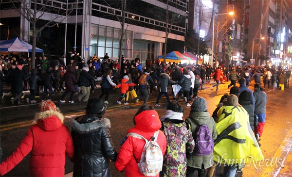 제10차 박근혜퇴진 대전시민 시국대회가 21일 오후 갤러리아 타임월드 백화점 앞 도로에서 개최됐다. 사진은 거리행진을 마친 뒤, 시민들이 강강수월래를 하고 있는 장면.