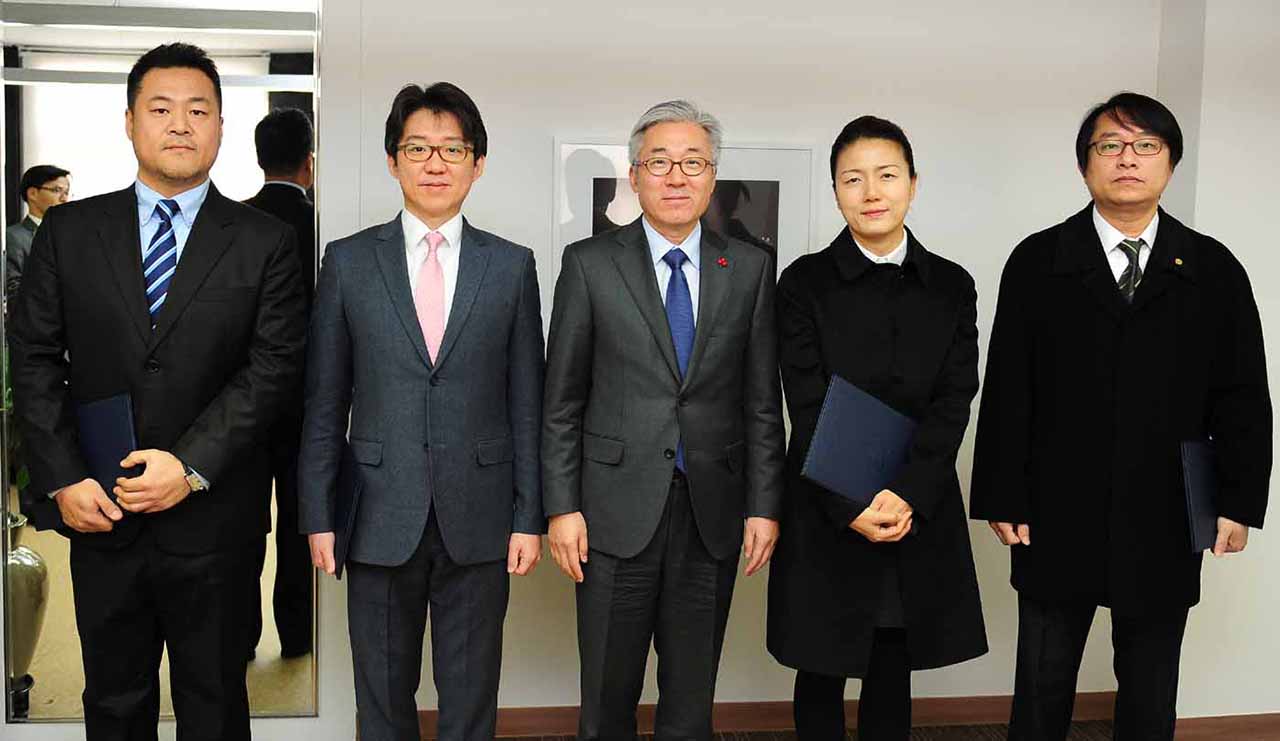  지난 2014년 12월 당시 김종덕 문체부 장관(가운데)에게서 임명장을 받은 김세훈 영진위원장(좌측 두번째)와 영진위원들. 영진위원 3명의 임기는 지난 12월말 만료됐고 김종덕 전 장관은 지난 1월 12일 특검에 구속됐다. 