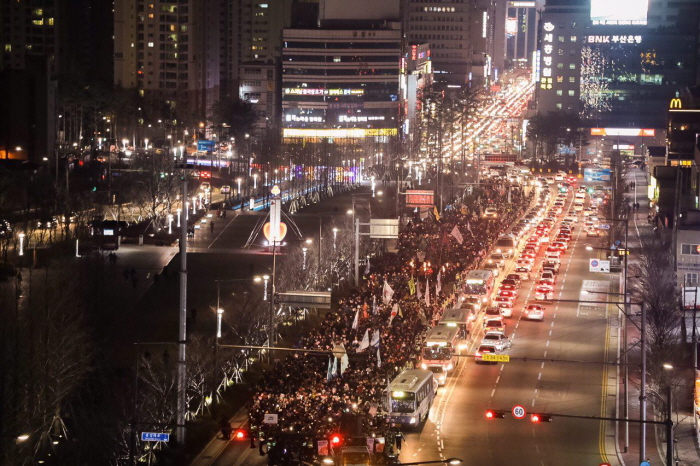송상현 광장을 지나 법원으로 향하는 참가자들


