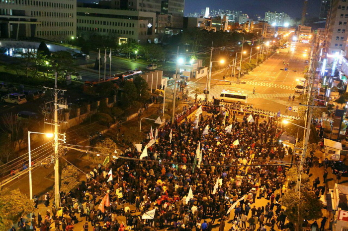부산지방법원 앞에 도착한 참가자들 비주류사진관(정남준)
