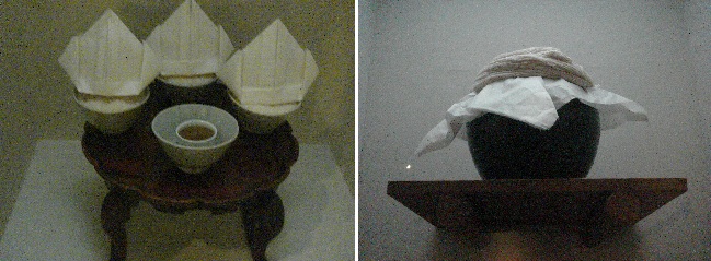          우리나라에서는 아기를 낳으면 삼신상(사진 왼쪽)과 삼신단지(사진 오른쪽)를 차려놓았습니다. 아마도 지금은 거의 없어졌습니다. 사진은 2008년 8월 국립민속박물관 전시실에서 찍었습니다. 
