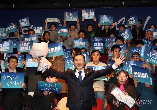 안희정 충남도지사가 지난 22일 서울 대학로 굿시어터에서 대선출마 선언을 한 후 지지자들에게 인사하고 있다. 