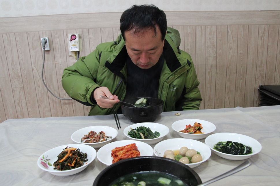   “매생이가 부드럽고 맛있어요”라며 매생이떡국 한 그릇을 마파람에 게 눈 감추듯 순식간에 비워낸다.
