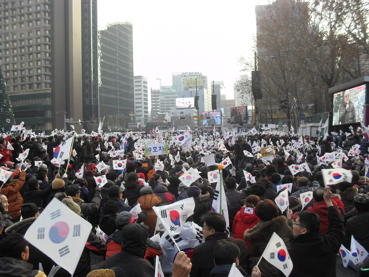  서울시청과 덕수궁 사이에서 열린 태극기 집회(맞불 집회).