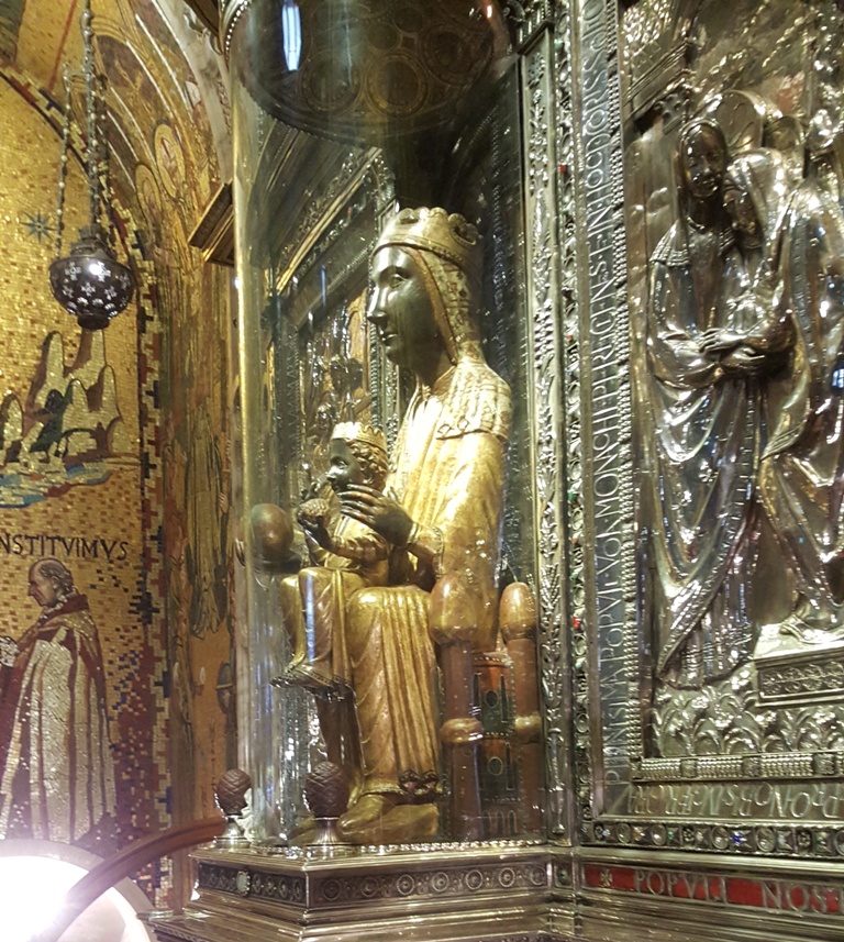 몬세라트 수도원 바실리카의 흑성모 조각상