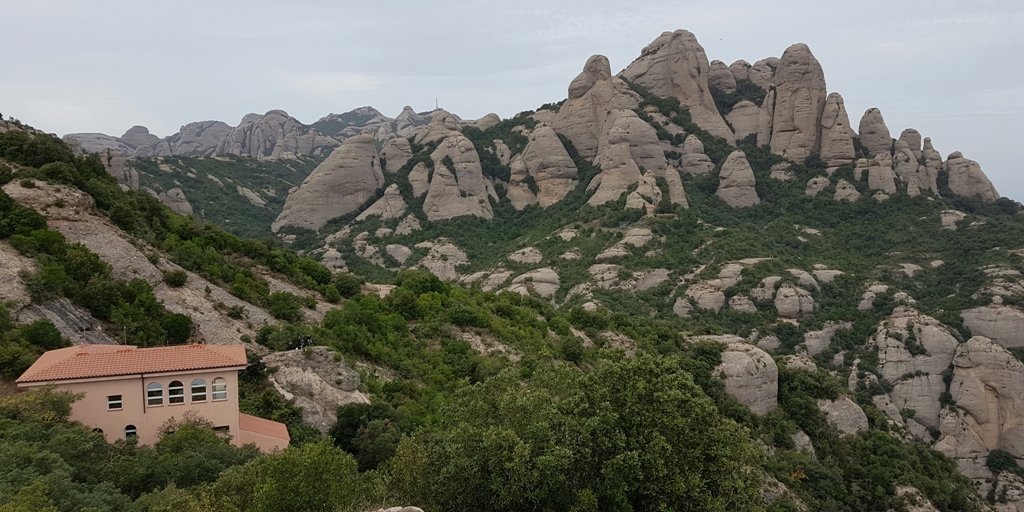 침식 작용으로 기암과 괴석으로 드러난 사암과 역암(礫岩) 산봉우리들
