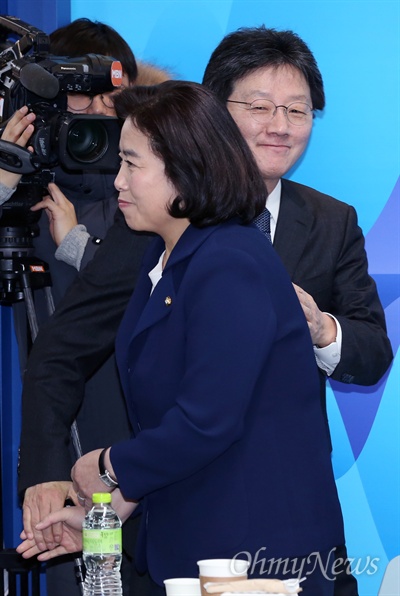 새누리당 탈당과 바른정당 입당을 선언한 박순자 의원이 23일 오전 서울 여의도 당사에서 열린 바른정당 창당준비회의에 참석해 유승민 의원과 포옹하고 있다.