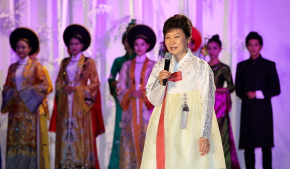 2013년 9월 8일, 베트남 하노이에 있는 경남하노이랜드마크 컨벤션홀에서 열린 한복·아오자이 패션쇼에 참석한 박근혜 대통령의 모습
