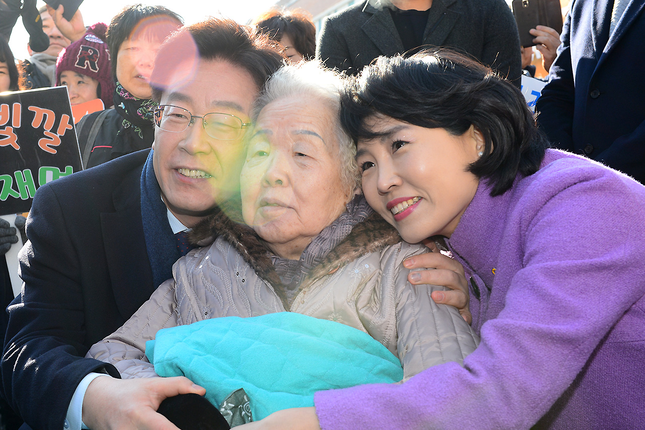  이재명 성남시장이 23일 오전 경기도 성남시 중원구 오리엔트 시계 사옥에서 19대 대통령선거 출마 기자회견에 앞서서 부인과 함께 어머니을 안아주고 있다.