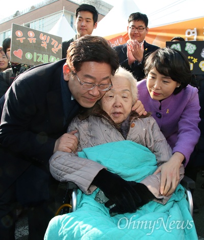 이재명 성남시장(왼쪽)이 23일 오전 경기도 성남시 중원구 오리엔트 시계공장에서 대선 출마선언에 앞서 어머니를 안아주고 있다.