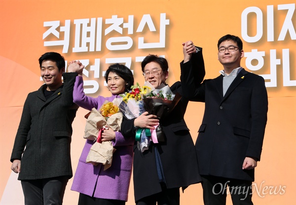 지난 대선 무렵인 2017년 1월 23일 이재명 당시 성남시장이 경기도 성남시 중원구 오리엔트 시계공장에서 대선출마 선언을 하며 가족들과 함께 지지자들에게 인사하고 있다. 