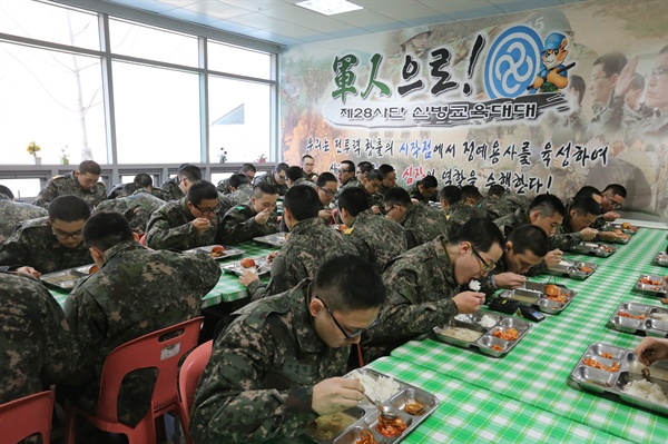 지난 2014년 1월 27일 경기도 파주시 육군 28사단 신병교육대대 병영식당에서 훈련병들이 식사하는 모습. 