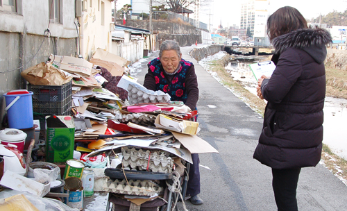 권금순 할머니가 예산읍사무소 김미경팀장과 이야기를 하면서도 폐지를 정리하고 있다.