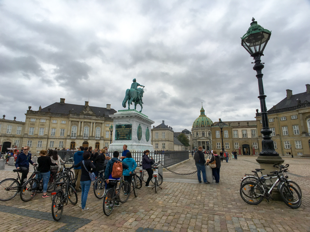 아말리엔보르크 궁전 앞에 서 있는 프레드릭 5세와 자전거 투어팀
